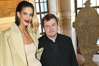 Petr Kolečko stál při pózování s manželkou Anetou Vignerovou o schod níž a vypadal jako trpaslíček